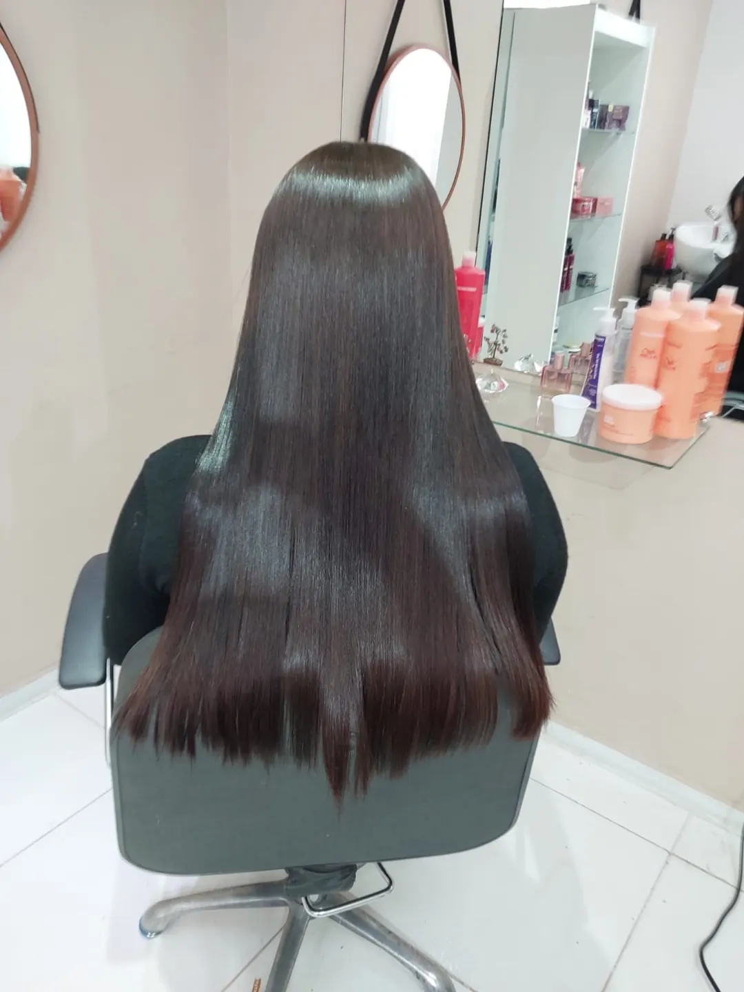 Cabelo longo escuro e liso, de costas