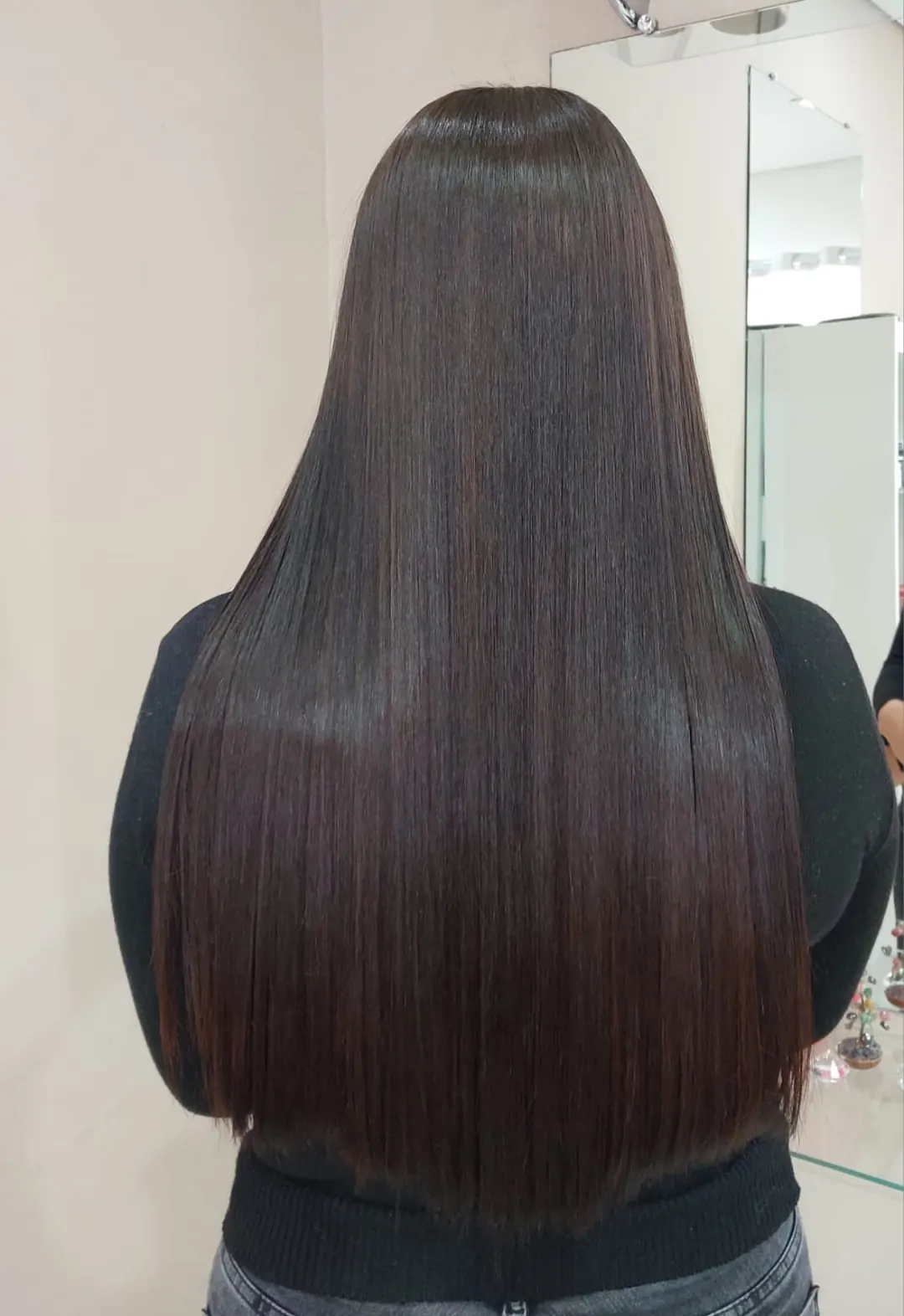 Cabelo liso longo, escuro e alinhado
