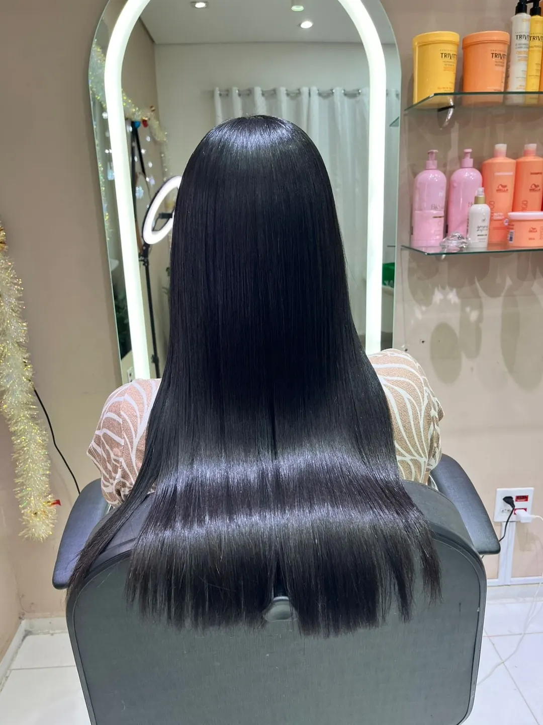 Cabelo preto longo com brilho em destaque