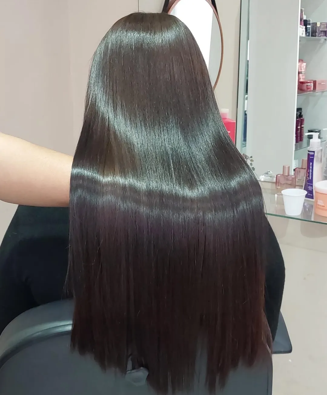 Cabelo longo, castanho escuro e brilhante