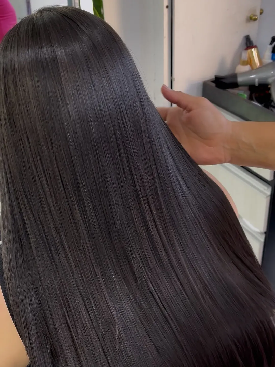 Cabelo castanho escuro e alinhado