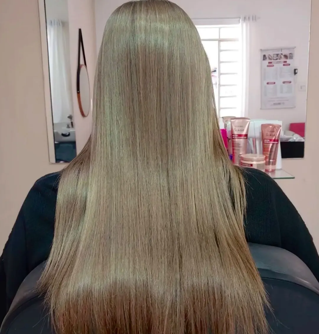 Cabelo longo em tom loiro mel