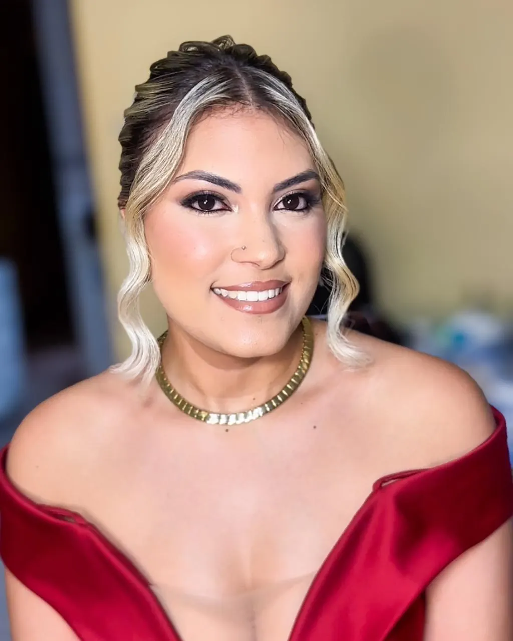Maquiagem com olhos marcados e pele iluminada
