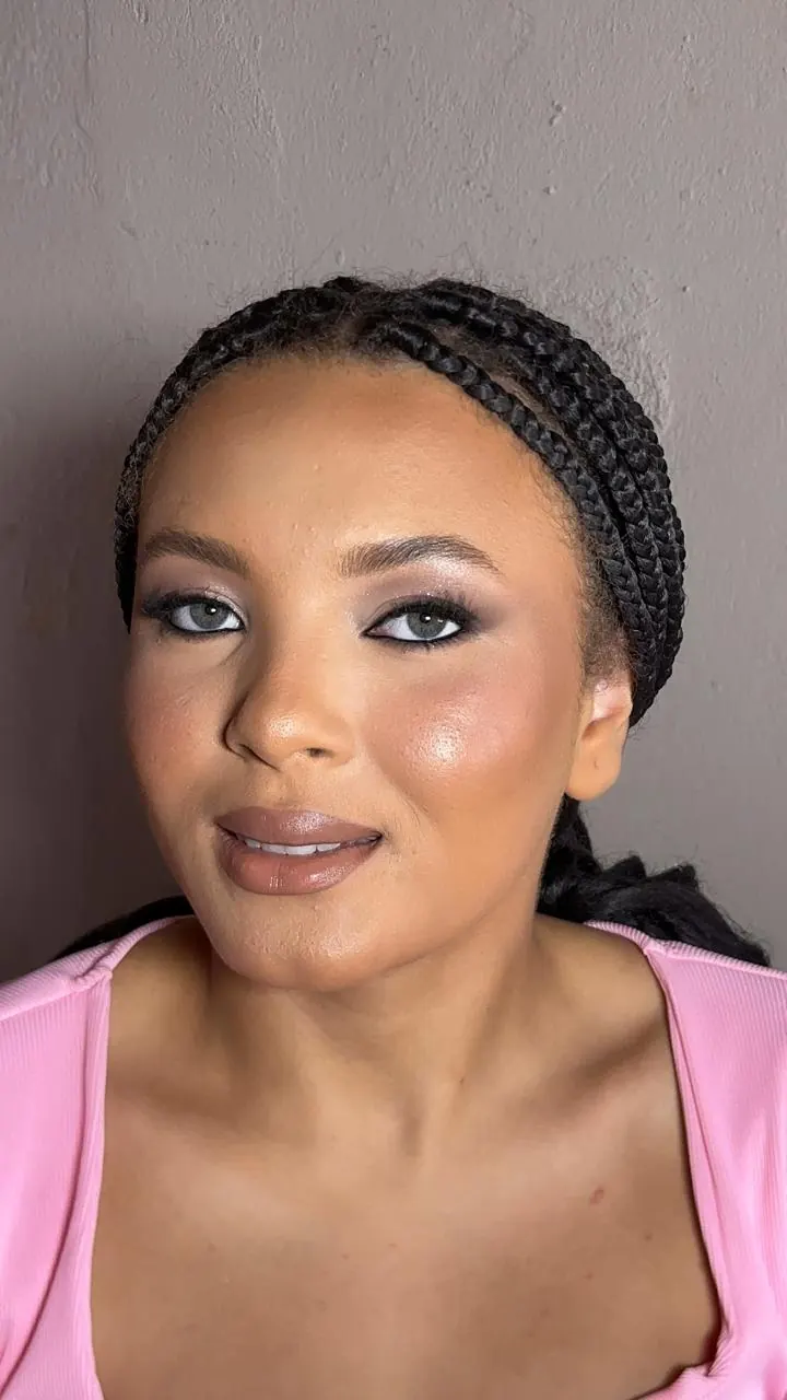 Maquiagem com olhos esfumados e pele iluminada