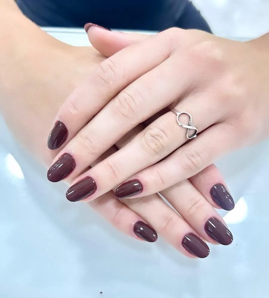 Unhas com esmalte vinho