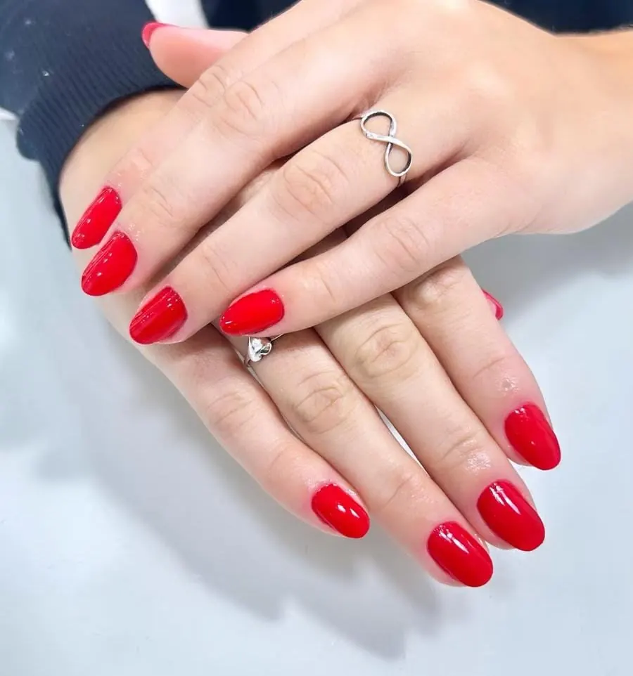 Unhas esmaltadas em vermelho