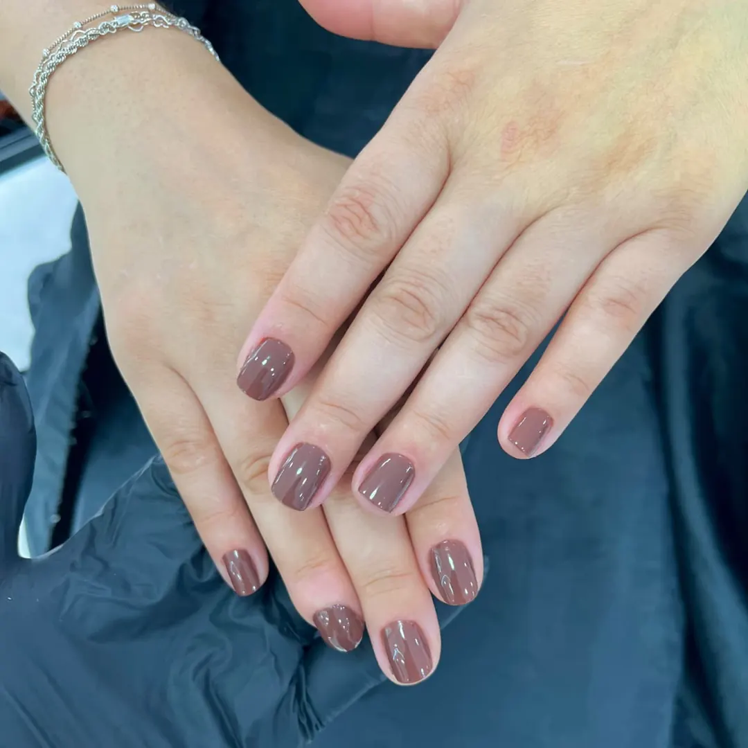 Unhas das mãos com esmalte nude
