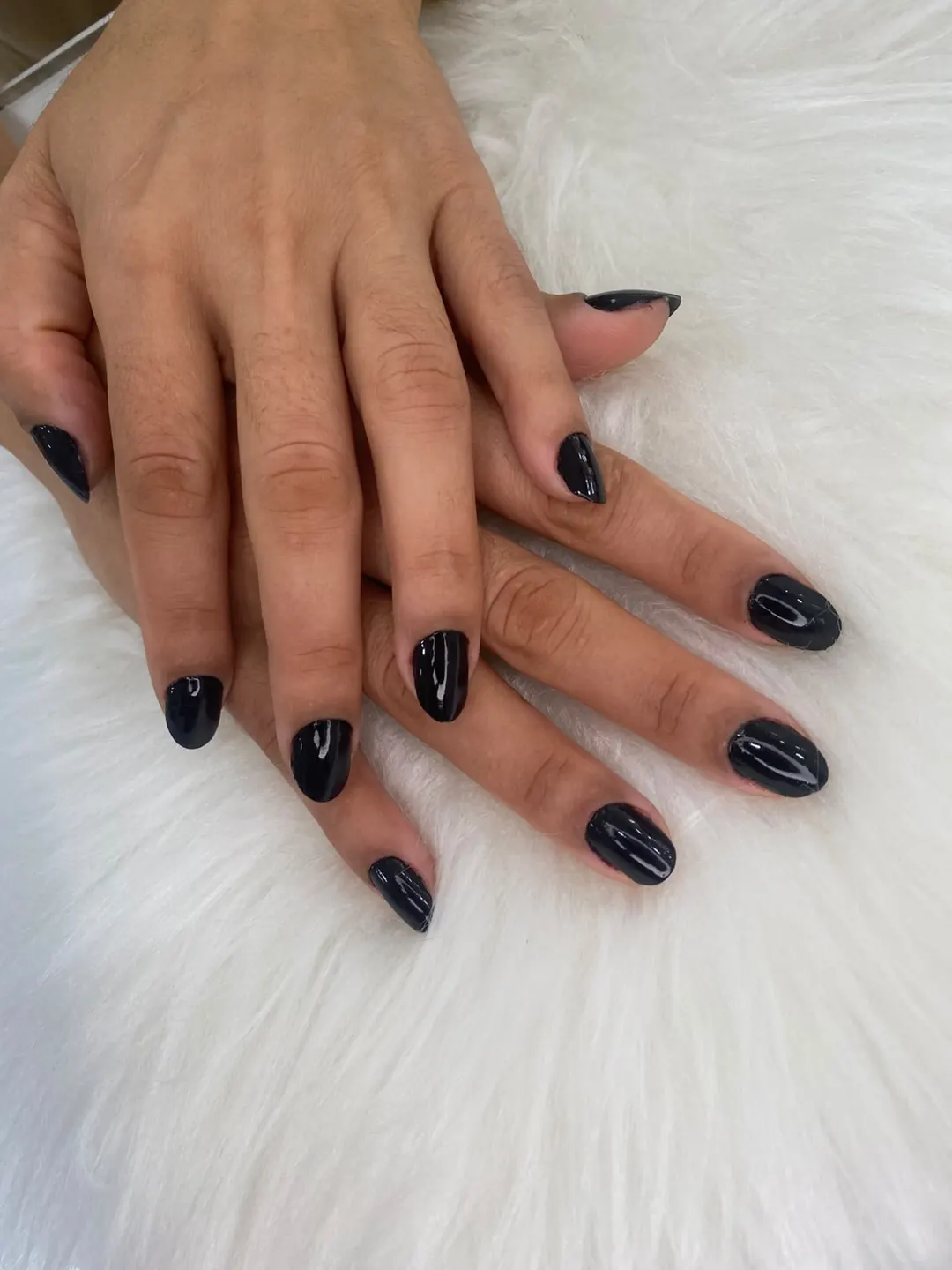 Unhas com esmalte escuro
