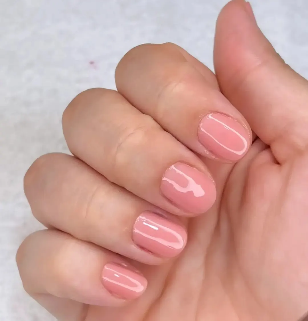 Unhas curtas com esmalte rosa