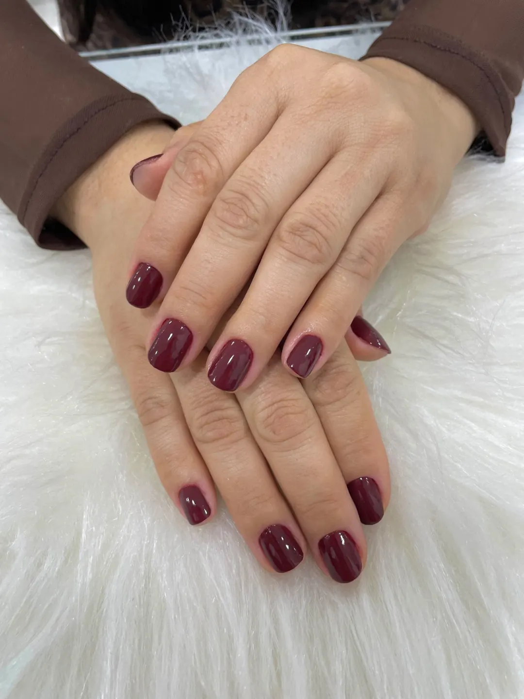 Unhas com esmalte marsala