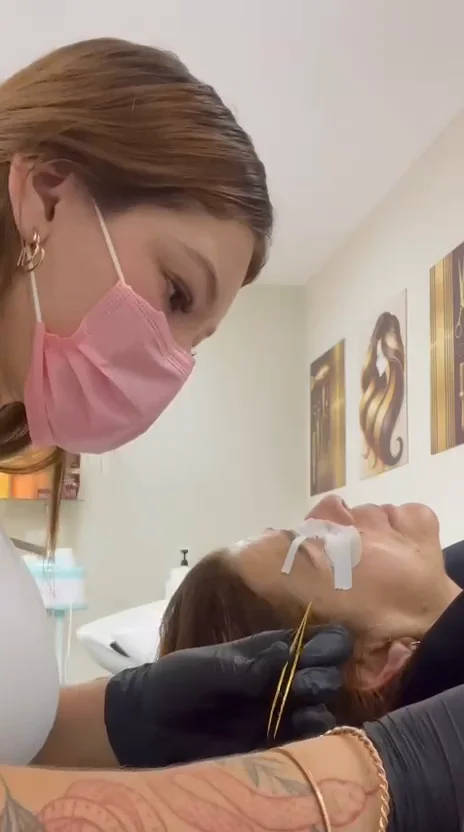 Vídeo: aplicação de cílios em close